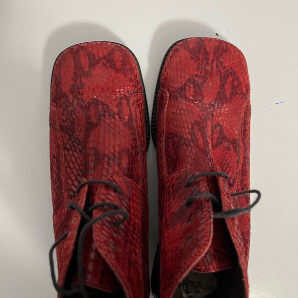 Italian Red Snakeskin Print Lace-Up Ankle‎ Boots Fun Funky Footwear US 7 EUR 37 - Picture 8 of 10